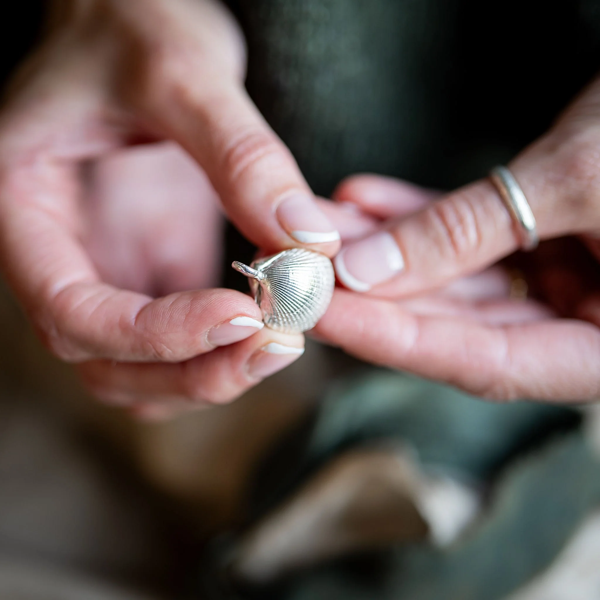Clam Shell Capsule Memory Bangle - Image 5