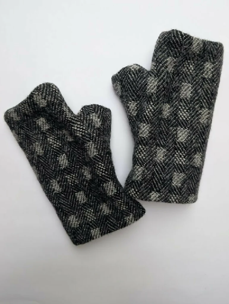 Elvet Mittens - Image 2