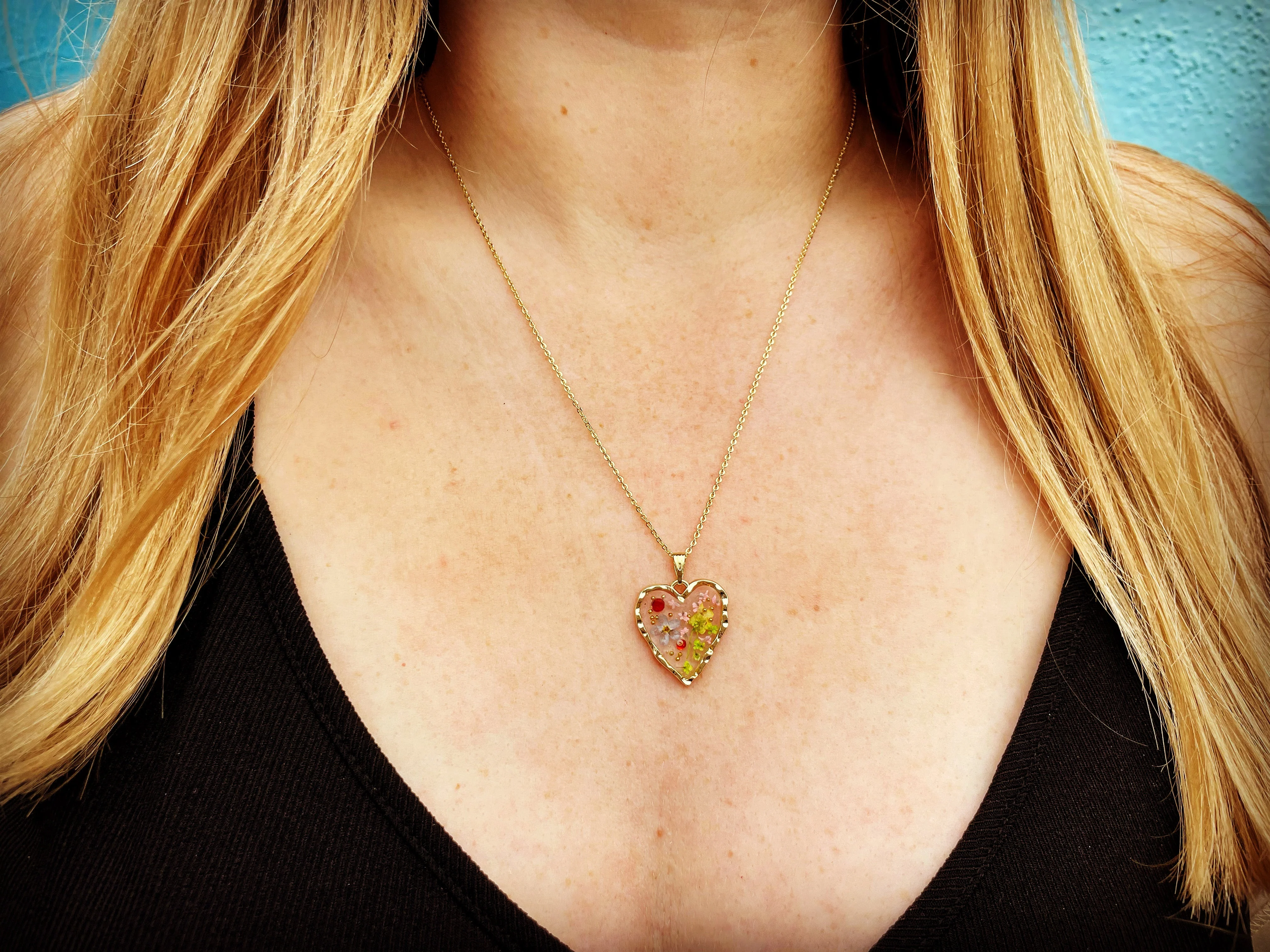 Heart necklace with daisy flowers and silver beads - Image 6
