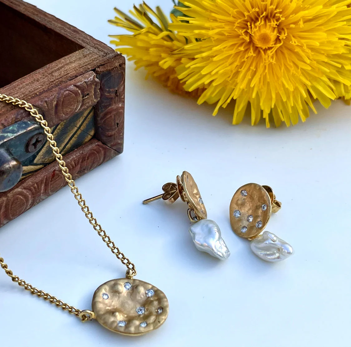 Necklace in 9k Yellow Gold with Big Disc and Diamonds - Image 4