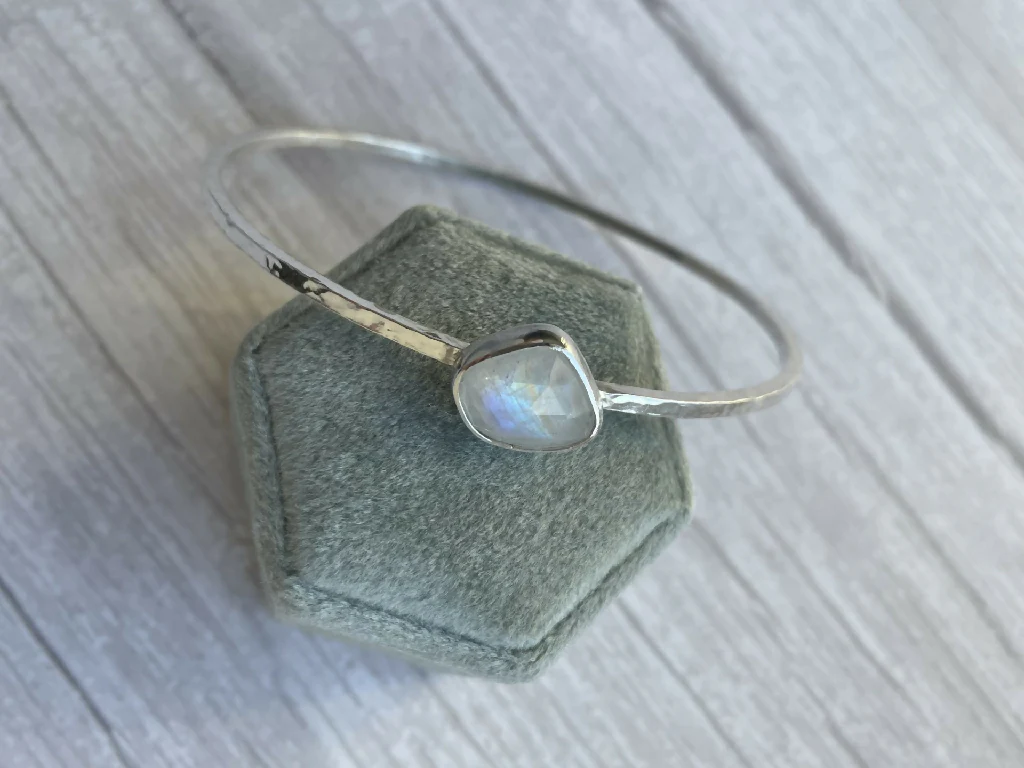 Textured oval bangle with Moonstone - Image 3